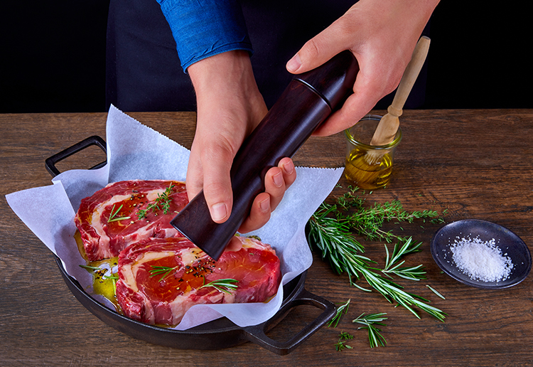 Fleisch würzen und einölen