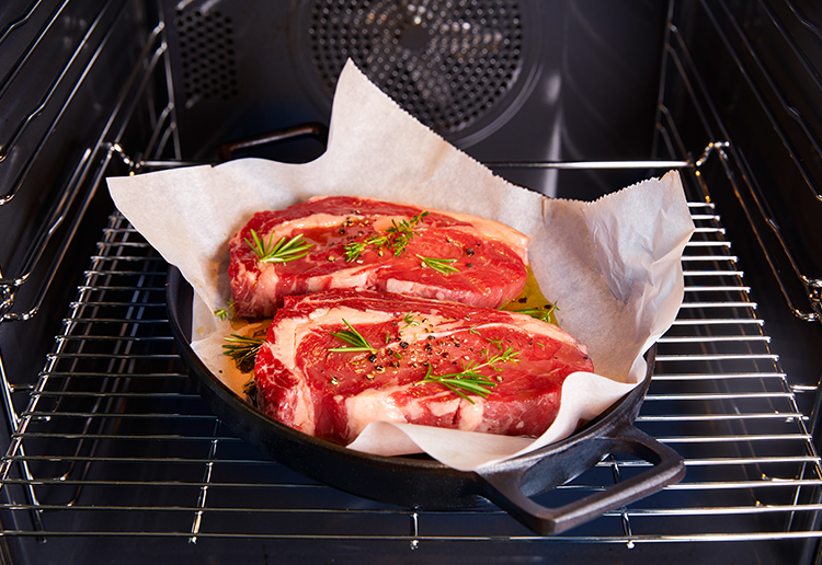 Steaks in den Ofen oder auf den Grill legen
