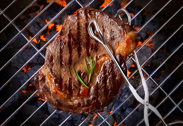 Steak auf dem Grill zubereiten